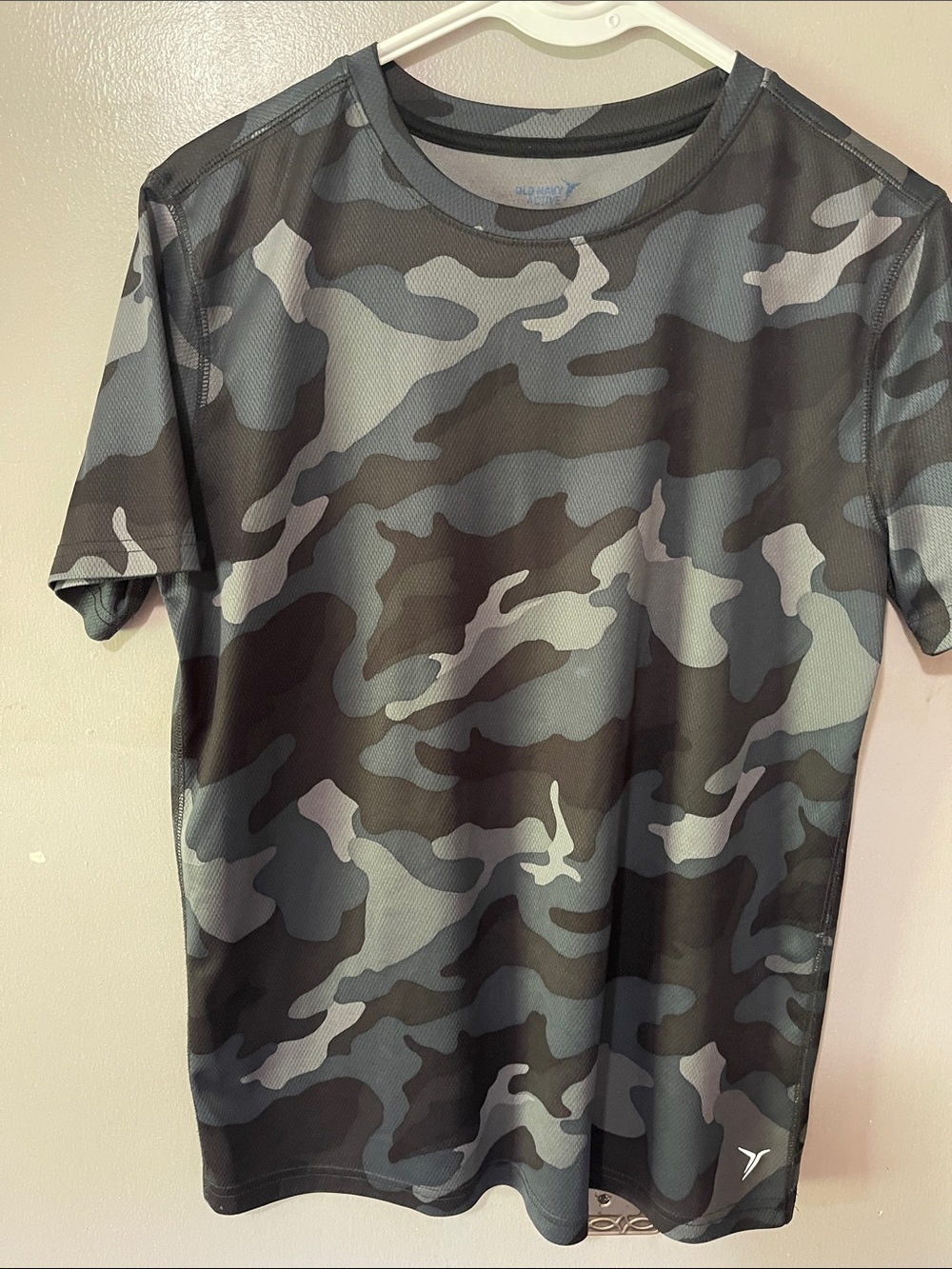 Old Navy Men's Black and Gray Camo Short Sleeve Tee
